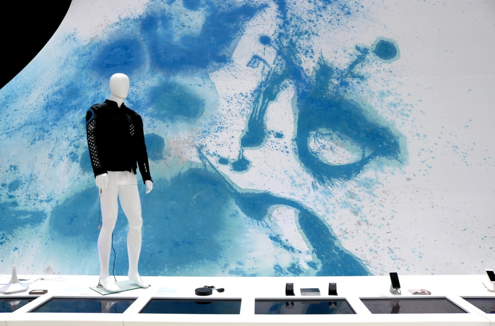 https://s7d9.scene7.com/is/image/RoseBrand/Global Grad Show2